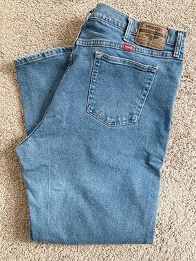 Wrangler Men's Light Blue Relaxed Fit Jeans